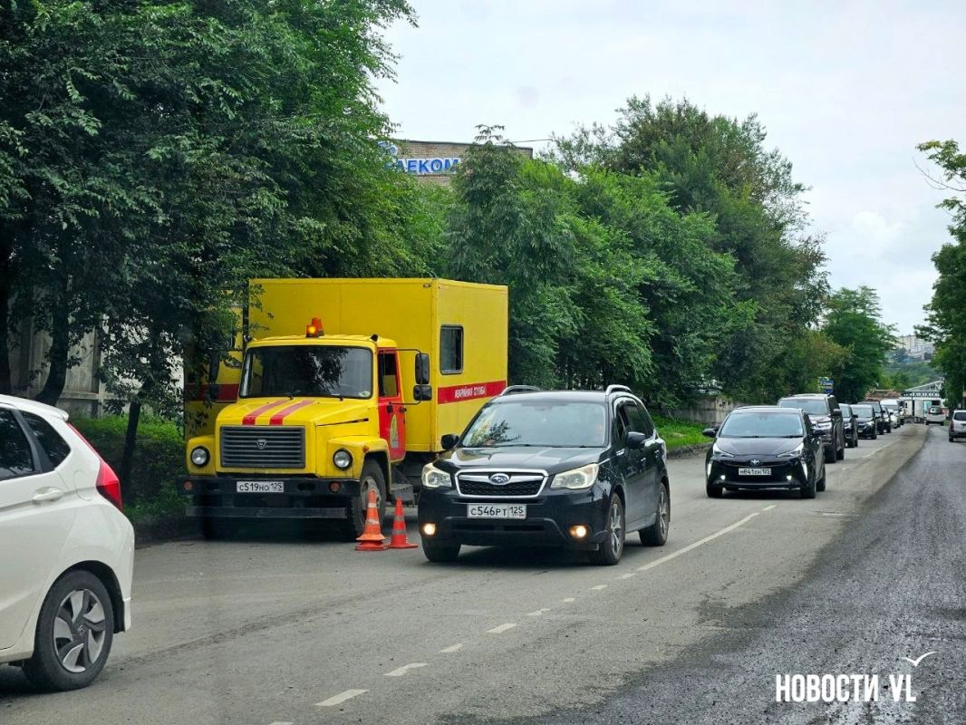 Сегодня на злосчастном размытом участке в районе Фадеева, 30-б горожане заметили спецтехнику и подумали, что начался долгожданный дорожный ремонт Сегодня на злосчастном размытом участке в районе Фадеева, 30-б горожане заметили спецтехнику и подумали, что начался долгожданный дорожный ремонт