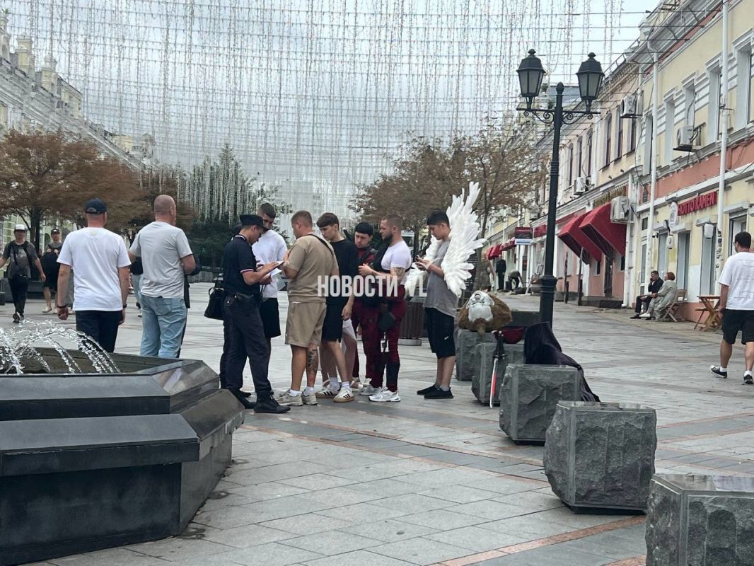 Прям сейчас на улице Адмирала Фокина, похоже, проводят рейд по аниматорам — сотрудники полиции и административная комиссия, возглавляемая вице-мэром Дмитрием Свитайло, опрашивает «коней», «ангелов» и «Дэдпулов» Прям сейчас на улице Адмирала Фокина, похоже, проводят рейд по аниматорам — сотрудники полиции и административная комиссия, возглавляемая вице-мэром Дмитрием Свитайло, опрашивает «коней», «ангелов» и «Дэдпулов»