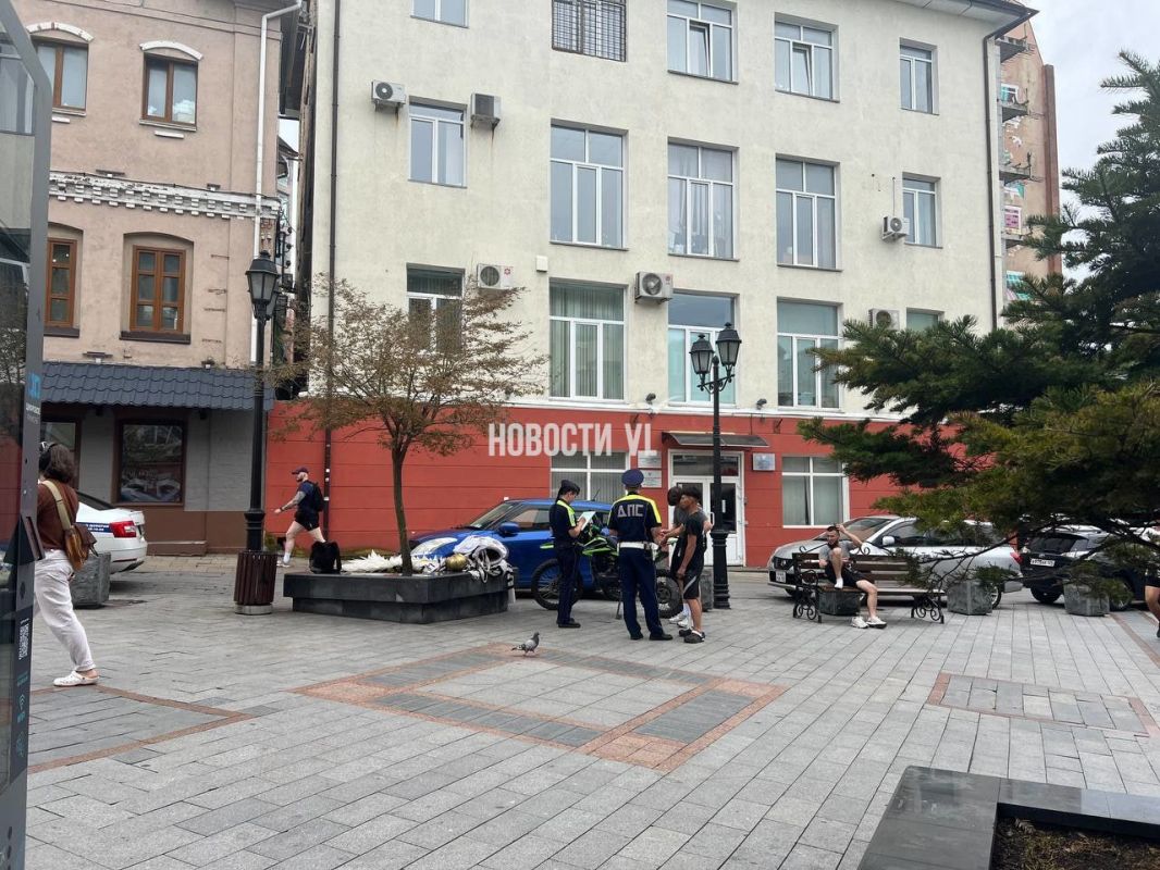 Прям сейчас на улице Адмирала Фокина, похоже, проводят рейд по аниматорам — сотрудники полиции и административная комиссия, возглавляемая вице-мэром Дмитрием Свитайло, опрашивает «коней», «ангелов» и «Дэдпулов» Прям сейчас на улице Адмирала Фокина, похоже, проводят рейд по аниматорам — сотрудники полиции и административная комиссия, возглавляемая вице-мэром Дмитрием Свитайло, опрашивает «коней», «ангелов» и «Дэдпулов»