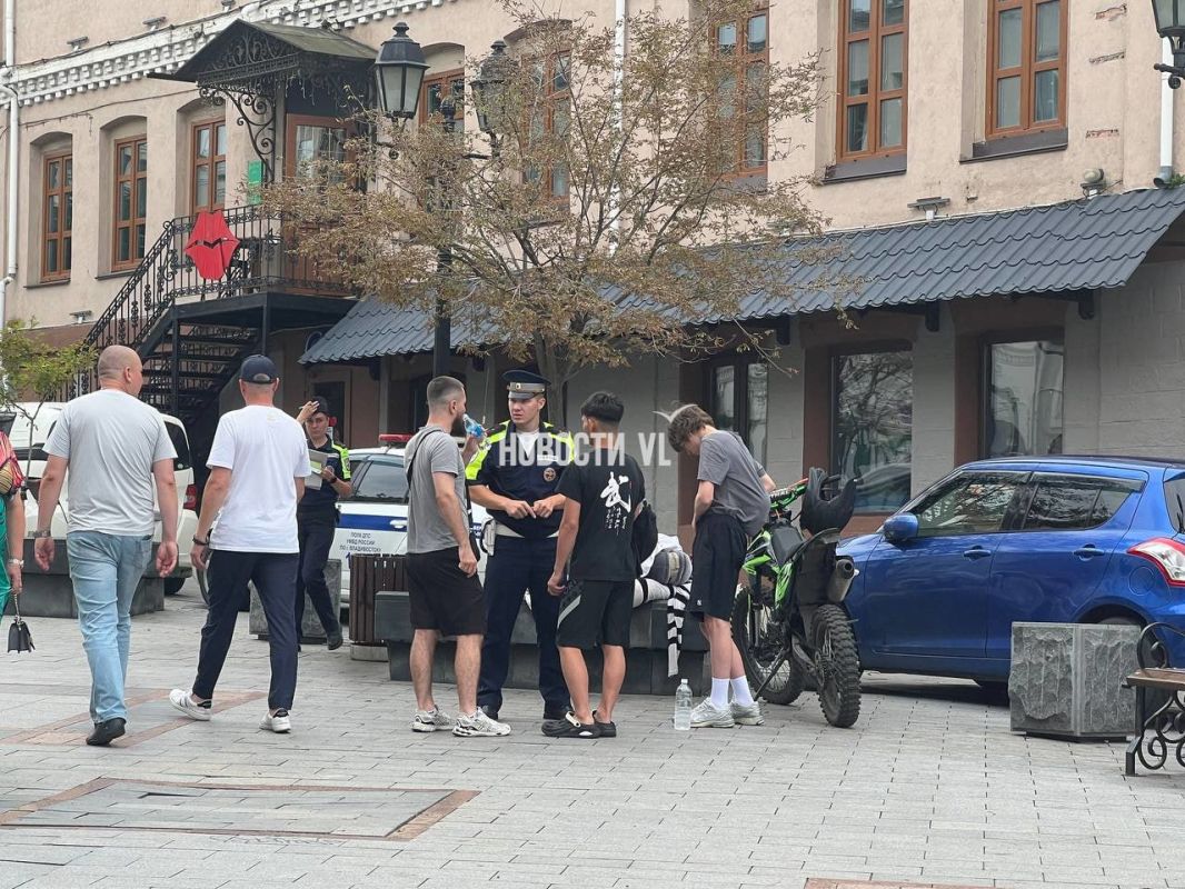 Прям сейчас на улице Адмирала Фокина, похоже, проводят рейд по аниматорам — сотрудники полиции и административная комиссия, возглавляемая вице-мэром Дмитрием Свитайло, опрашивает «коней», «ангелов» и «Дэдпулов»