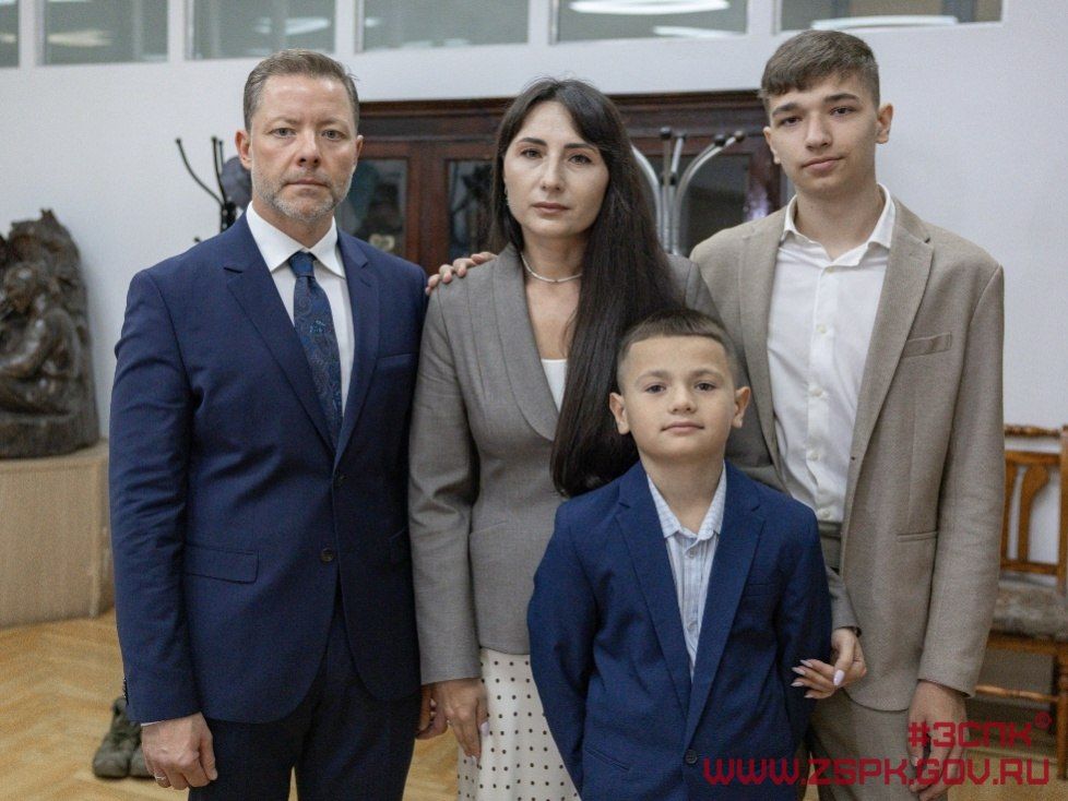 Председатель Законодательного Собрания Приморского края Антон Волошко принял участие в церемонии передачи личных вещей и фотографий Александра Иваровского, удостоенного звания Героя Приморья посмертно, в Музей-заповедник...