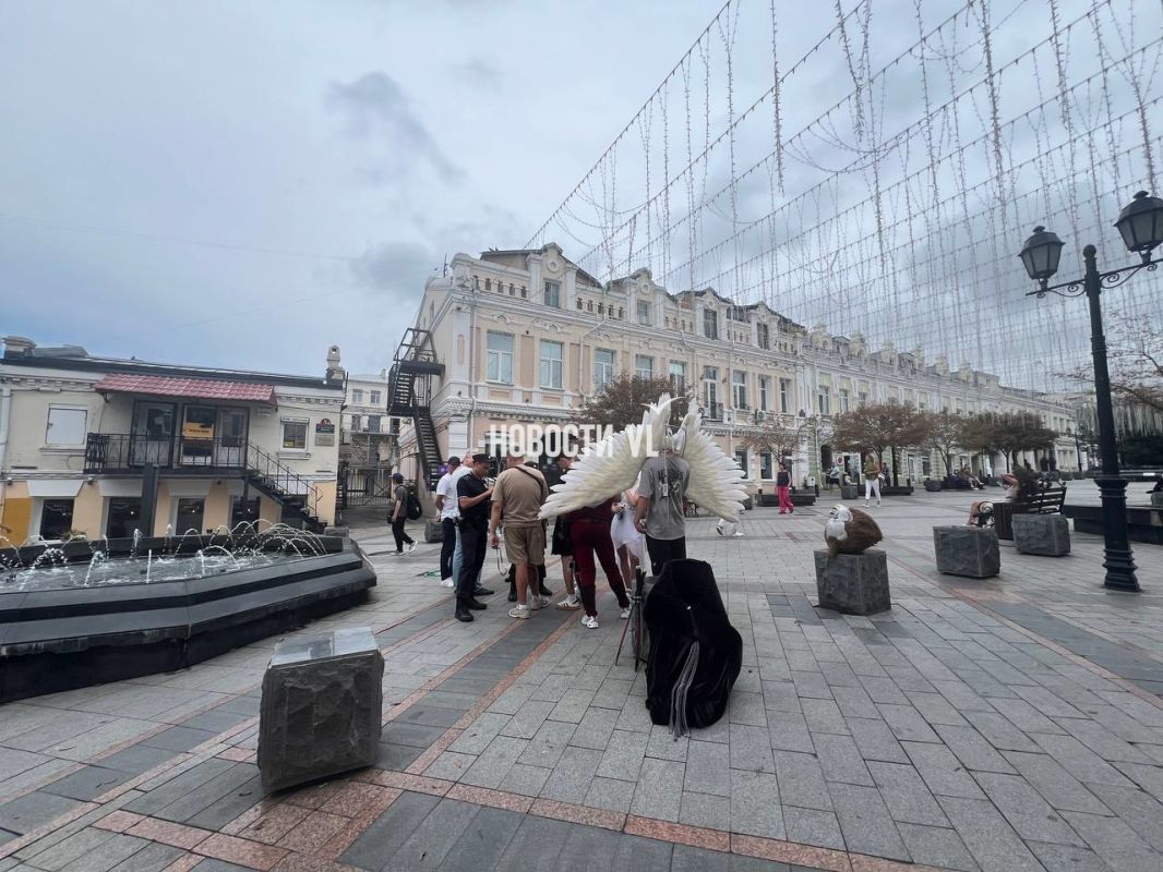 Прям сейчас на улице Адмирала Фокина, похоже, проводят рейд по аниматорам — сотрудники полиции и административная комиссия, возглавляемая вице-мэром Дмитрием Свитайло, опрашивает «коней», «ангелов» и «Дэдпулов» Прям сейчас на улице Адмирала Фокина, похоже, проводят рейд по аниматорам — сотрудники полиции и административная комиссия, возглавляемая вице-мэром Дмитрием Свитайло, опрашивает «коней», «ангелов» и «Дэдпулов»