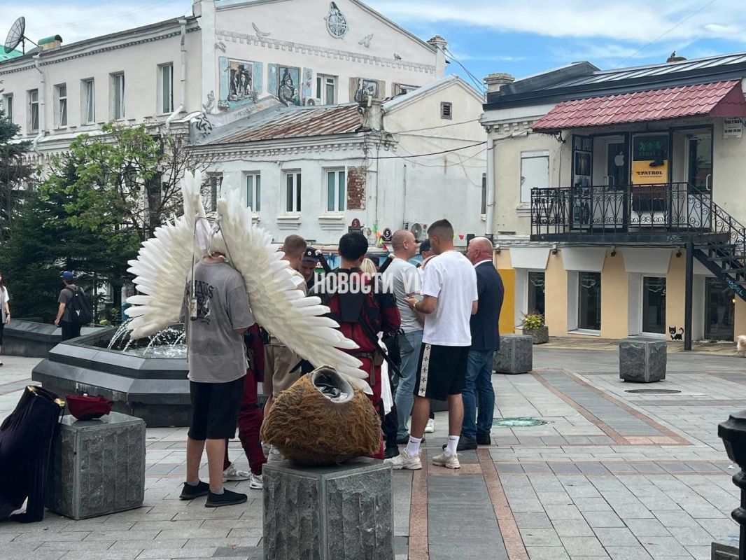 Прям сейчас на улице Адмирала Фокина, похоже, проводят рейд по аниматорам — сотрудники полиции и административная комиссия, возглавляемая вице-мэром Дмитрием Свитайло, опрашивает «коней», «ангелов» и «Дэдпулов» Прям сейчас на улице Адмирала Фокина, похоже, проводят рейд по аниматорам — сотрудники полиции и административная комиссия, возглавляемая вице-мэром Дмитрием Свитайло, опрашивает «коней», «ангелов» и «Дэдпулов»