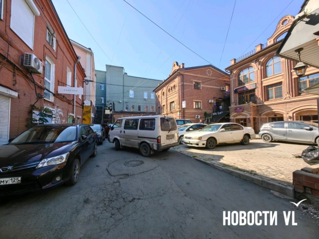 Небольшой благоустроенный дворик на Светланской, 9е снесли Небольшой благоустроенный дворик на Светланской, 9е снесли