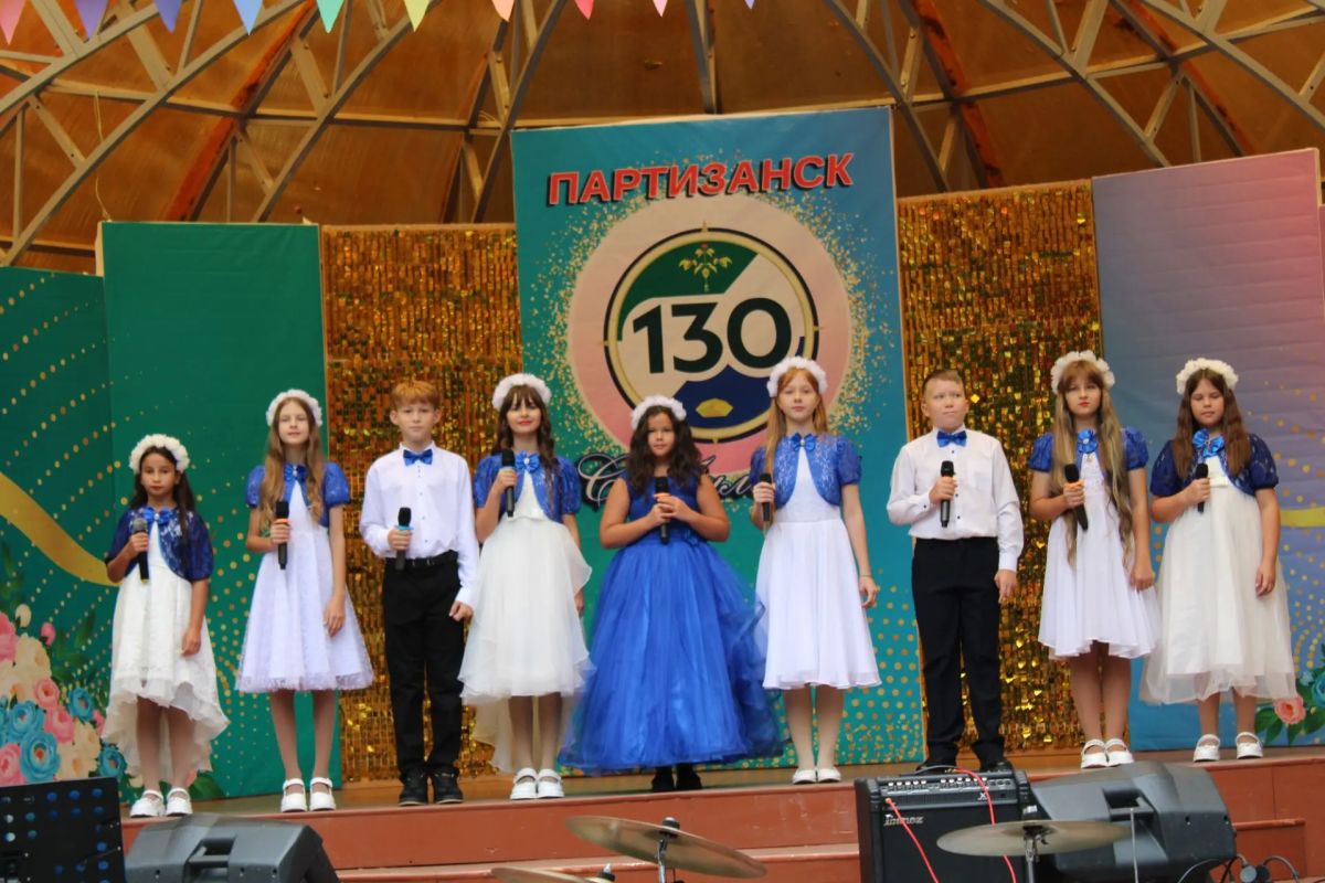 Торжественная программа в честь 130-летнего юбилея собрала в городском парке многочисленных жителей и гостей округа Торжественная программа в честь 130-летнего юбилея собрала в городском парке многочисленных жителей и гостей округа