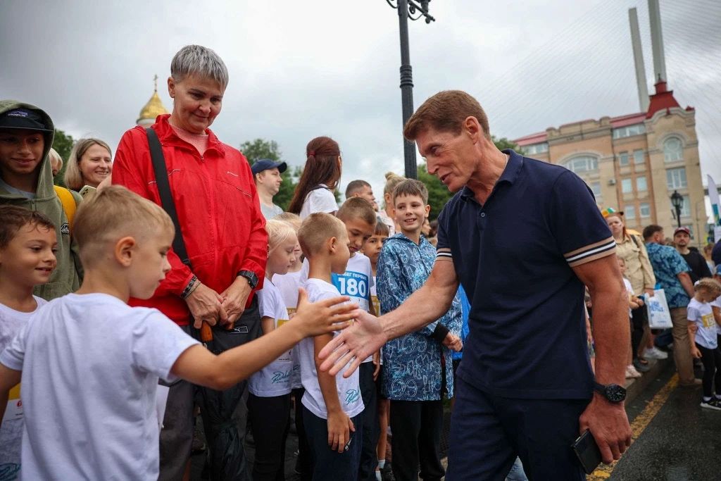 Около двух тысяч школьников вышли на старт «Забега Первых» во Владивостоке Около двух тысяч школьников вышли на старт «Забега Первых» во Владивостоке
