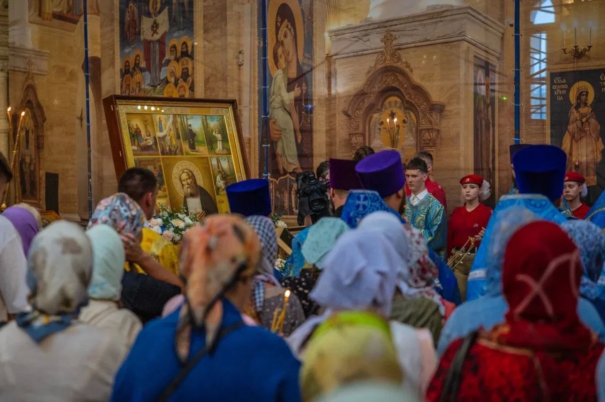 Мощи преподобия Серафима Саровского встретили во Владивостоке Мощи преподобия Серафима Саровского встретили во Владивостоке