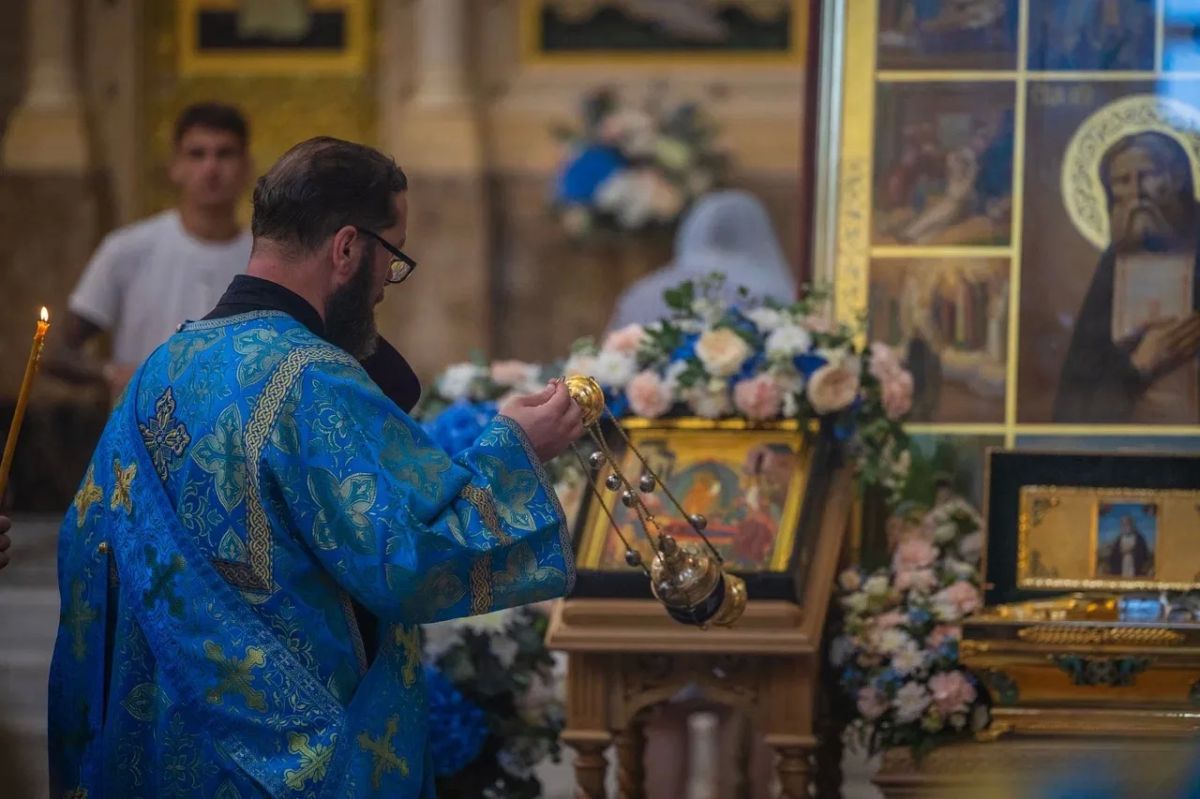 Мощи преподобия Серафима Саровского встретили во Владивостоке Мощи преподобия Серафима Саровского встретили во Владивостоке