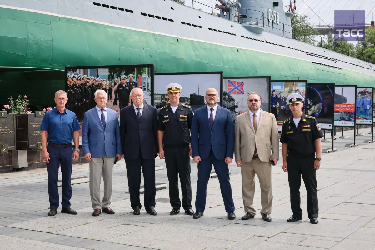 Фотовыставка "Курс — глубина", посвященная юбилею подводного флота России, открылась во Владивостоке Фотовыставка "Курс — глубина", посвященная юбилею подводного флота России, открылась во Владивостоке
