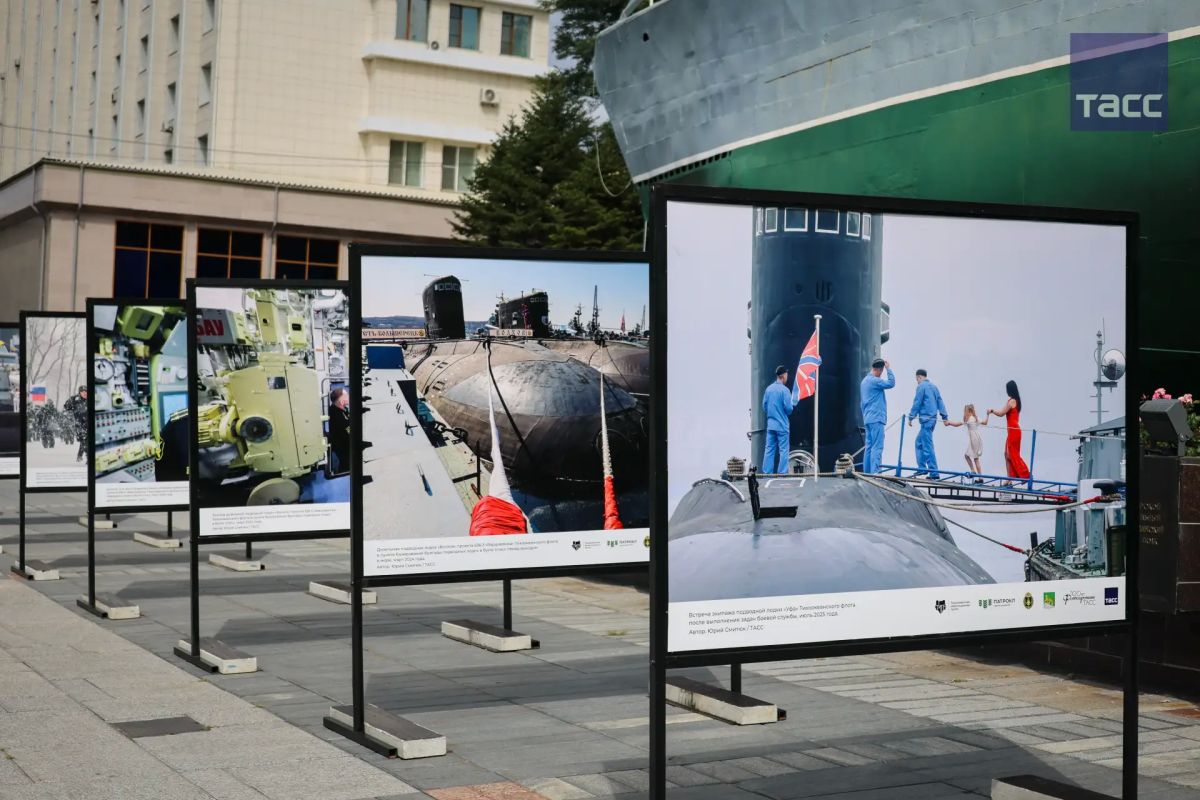 Фотовыставка "Курс — глубина", посвященная юбилею подводного флота России, открылась во Владивостоке