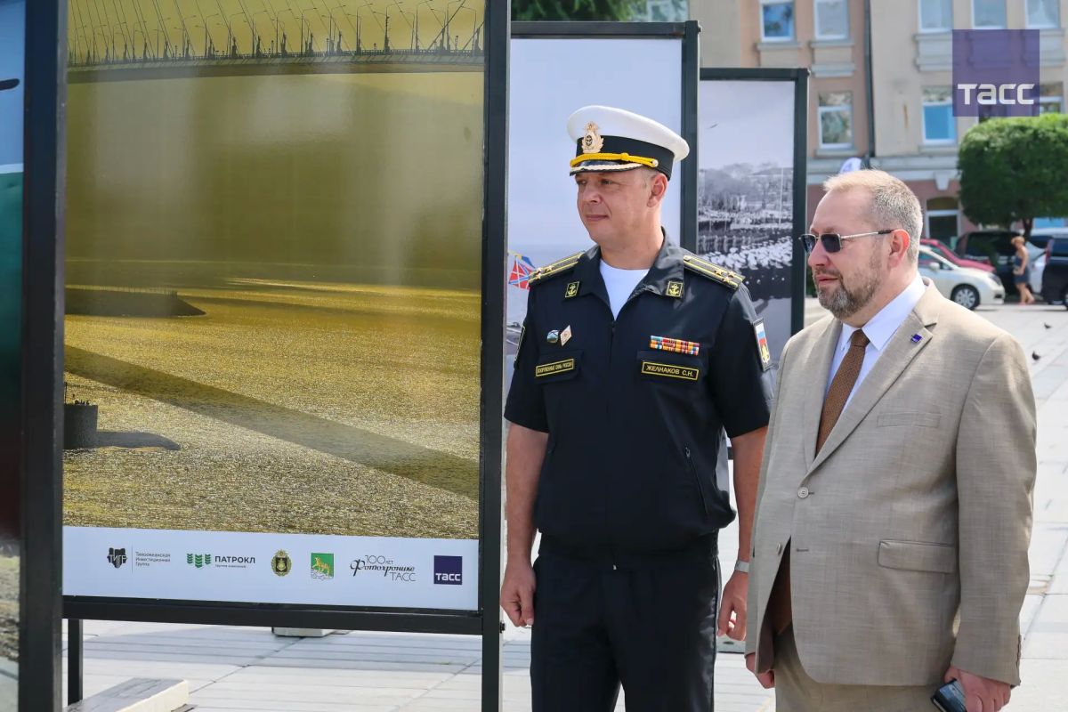 Фотовыставка "Курс — глубина", посвященная юбилею подводного флота России, открылась во Владивостоке Фотовыставка "Курс — глубина", посвященная юбилею подводного флота России, открылась во Владивостоке