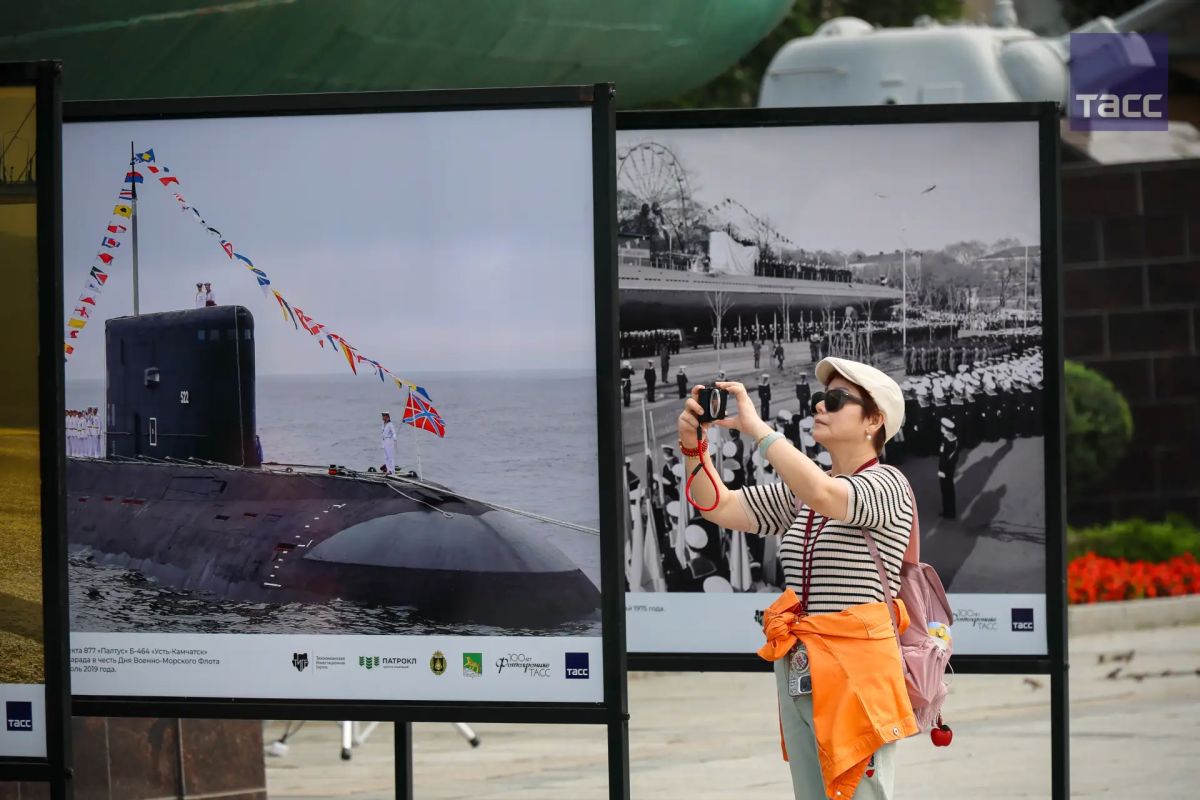 Фотовыставка "Курс — глубина", посвященная юбилею подводного флота России, открылась во Владивостоке Фотовыставка "Курс — глубина", посвященная юбилею подводного флота России, открылась во Владивостоке