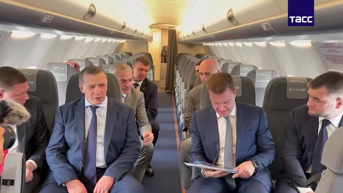 Полномочный представитель президента РФ в ДФО Юрий Трутнев во Владивостоке осмотрел самолет Ил-114-300, который составит основу парка Дальнего Востока на местных и региональных воздушных линиях, передает корреспондент ТАСС