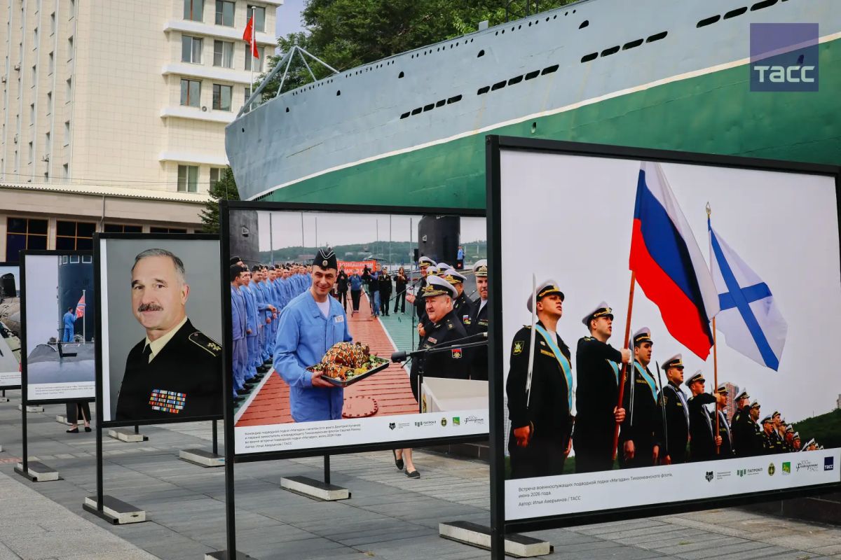 Фотовыставка "Курс — глубина", посвященная юбилею подводного флота России, открылась во Владивостоке Фотовыставка "Курс — глубина", посвященная юбилею подводного флота России, открылась во Владивостоке