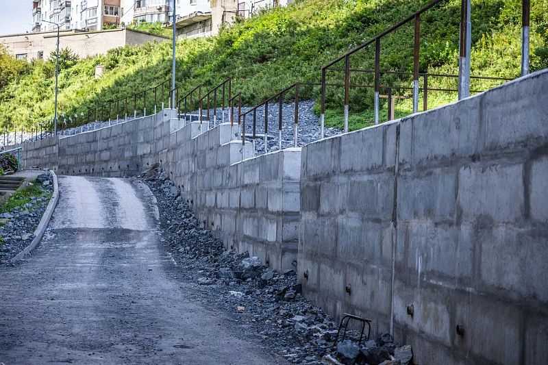 Во дворе дома на Кипарисовой, 6 во Владивостоке продолжается реконструкция подпорной стены