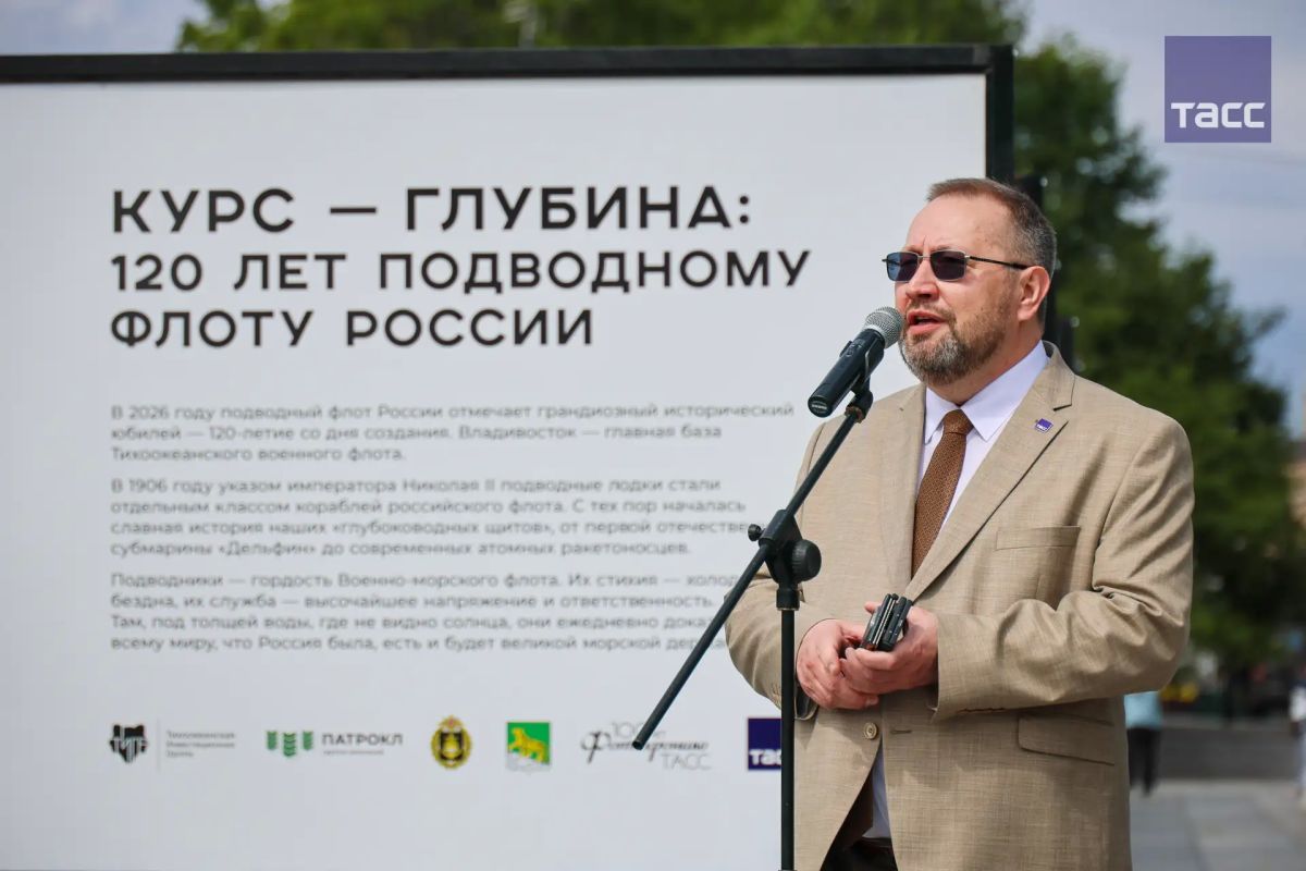 Фотовыставка "Курс — глубина", посвященная юбилею подводного флота России, открылась во Владивостоке Фотовыставка "Курс — глубина", посвященная юбилею подводного флота России, открылась во Владивостоке
