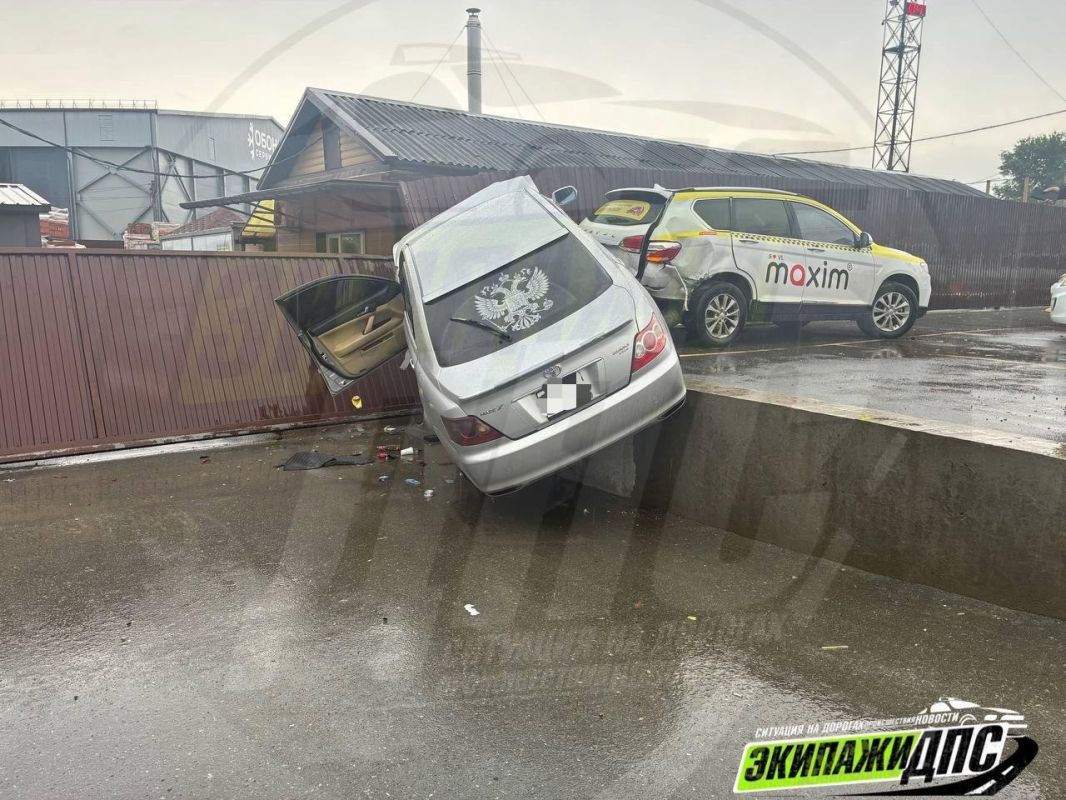 Сегодня в Трудовом в районе 2-й Шоссейной, 8 водитель за рулём Toyota Mark X не справился с управлением из-за чего въехал в припаркованные Haval H6 и снёс часть забора Сегодня в Трудовом в районе 2-й Шоссейной, 8 водитель за рулём Toyota Mark X не справился с управлением из-за чего въехал в припаркованные Haval H6 и снёс часть забора