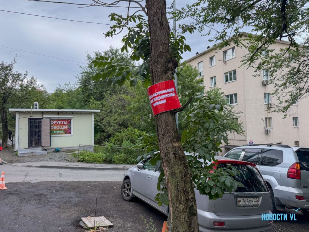 За девять месяцев ситуация с парковкой для скорых на Калинина никак не изменилась, они продолжают парковаться под домом За девять месяцев ситуация с парковкой для скорых на Калинина никак не изменилась, они продолжают парковаться под домом