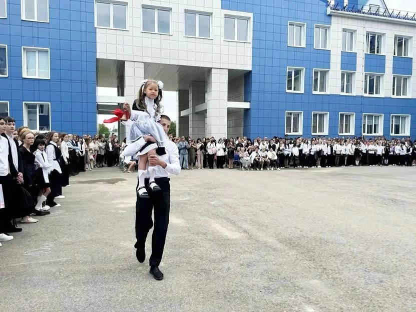 В Красноармейском округе выпускники поздравили будущую смену В Красноармейском округе выпускники поздравили будущую смену