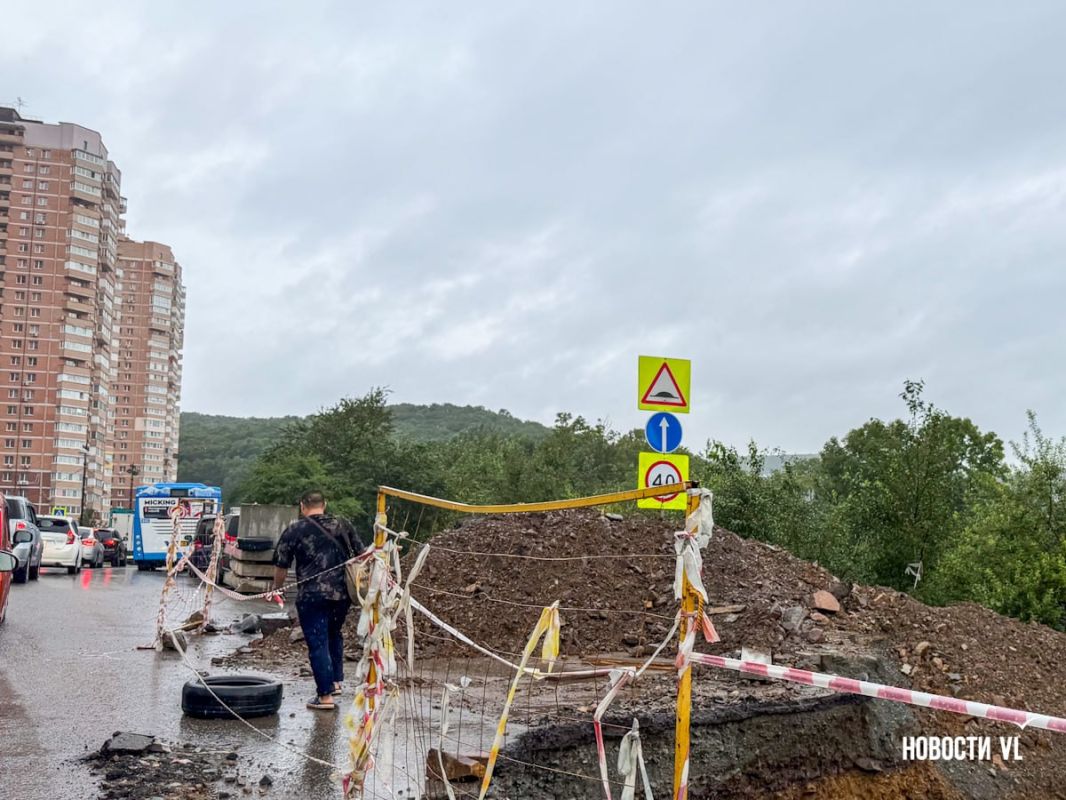 Закончить ремонт тепловой камеры на Адмирала Горшкова и благоустроить территорию после июньского фонтана планируют к концу месяца Закончить ремонт тепловой камеры на Адмирала Горшкова и благоустроить территорию после июньского фонтана планируют к концу месяца