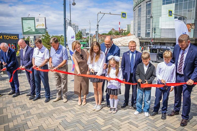 31 августа на площади Адмирала Фокина во Владивостоке прошла торжественная церемония закладки камня в основание будущего памятника предпринимателям Приморского края 31 августа на площади Адмирала Фокина во Владивостоке прошла торжественная церемония закладки камня в основание будущего памятника предпринимателям Приморского края