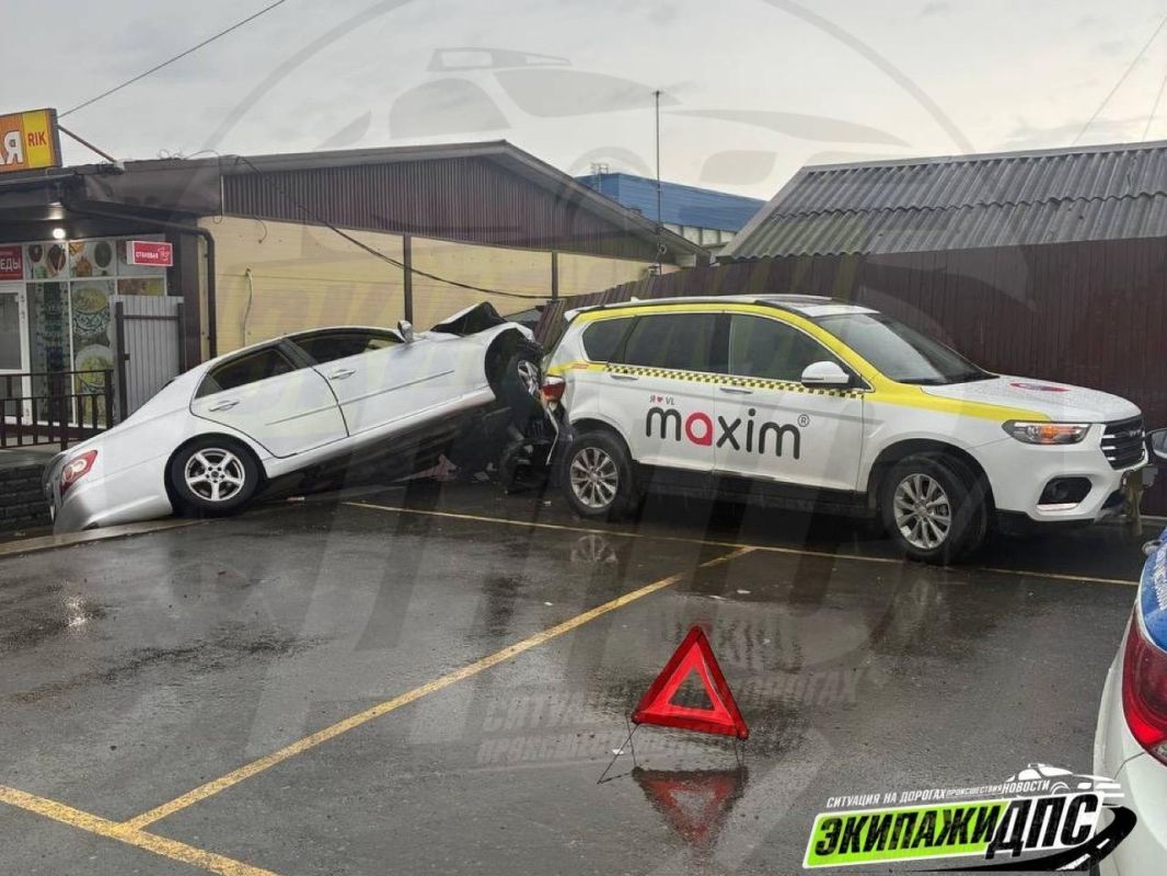 Сегодня в Трудовом в районе 2-й Шоссейной, 8 водитель за рулём Toyota Mark X не справился с управлением из-за чего въехал в припаркованные Haval H6 и снёс часть забора Сегодня в Трудовом в районе 2-й Шоссейной, 8 водитель за рулём Toyota Mark X не справился с управлением из-за чего въехал в припаркованные Haval H6 и снёс часть забора