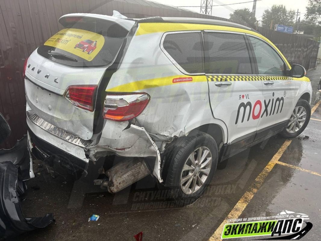 Сегодня в Трудовом в районе 2-й Шоссейной, 8 водитель за рулём Toyota Mark X не справился с управлением из-за чего въехал в припаркованные Haval H6 и снёс часть забора Сегодня в Трудовом в районе 2-й Шоссейной, 8 водитель за рулём Toyota Mark X не справился с управлением из-за чего въехал в припаркованные Haval H6 и снёс часть забора
