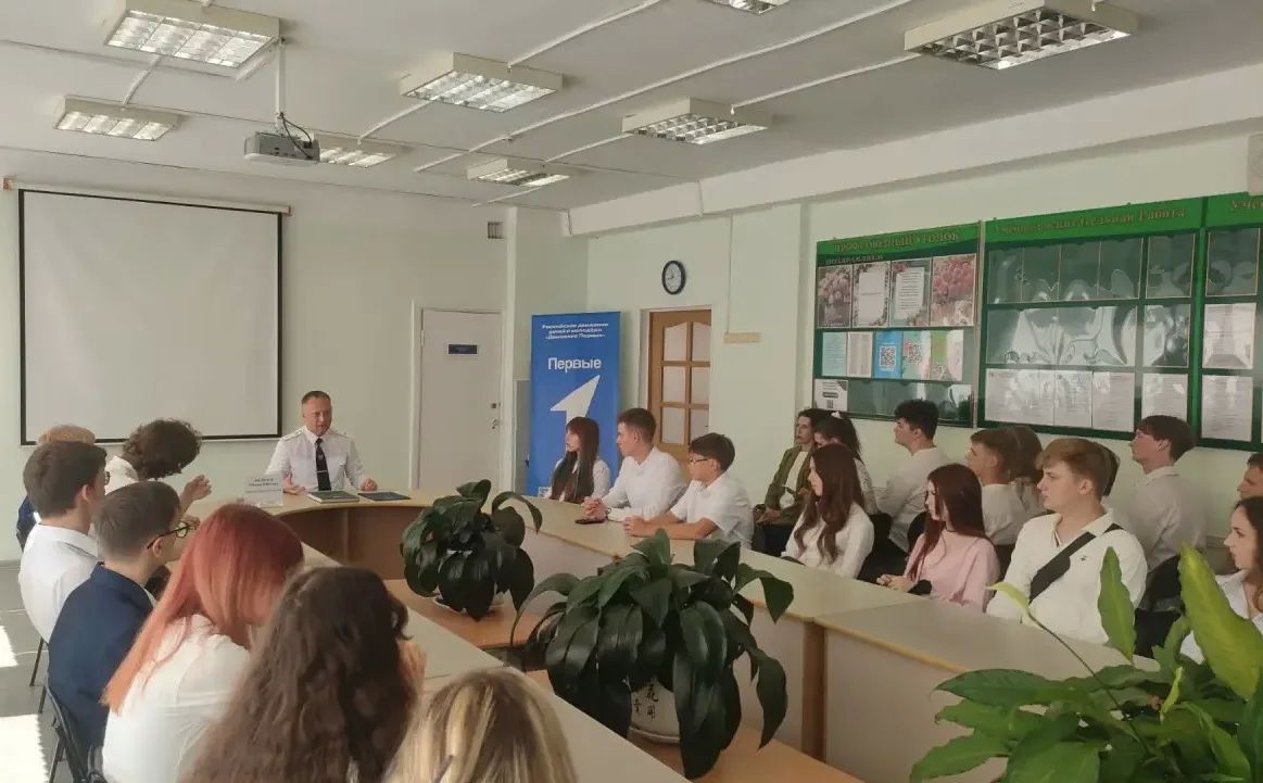 Прокурор Приморья Михаил Филичев поздравил учащихся школы № 2 города Владивостока с началом нового учебного года Прокурор Приморья Михаил Филичев поздравил учащихся школы № 2 города Владивостока с началом нового учебного года