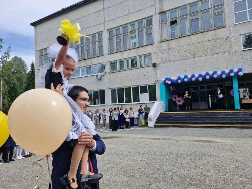 В Красноармейском округе выпускники поздравили будущую смену В Красноармейском округе выпускники поздравили будущую смену