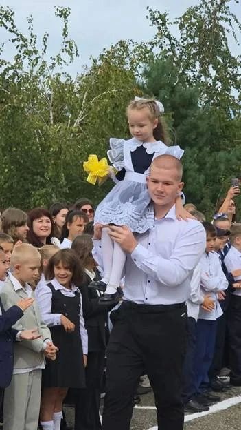 В Красноармейском округе выпускники поздравили будущую смену В Красноармейском округе выпускники поздравили будущую смену