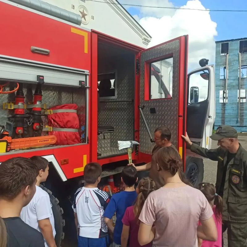 Экскурсия в пожарную часть для воспитанников детского дома «Жемчужинка» Экскурсия в пожарную часть для воспитанников детского дома «Жемчужинка»