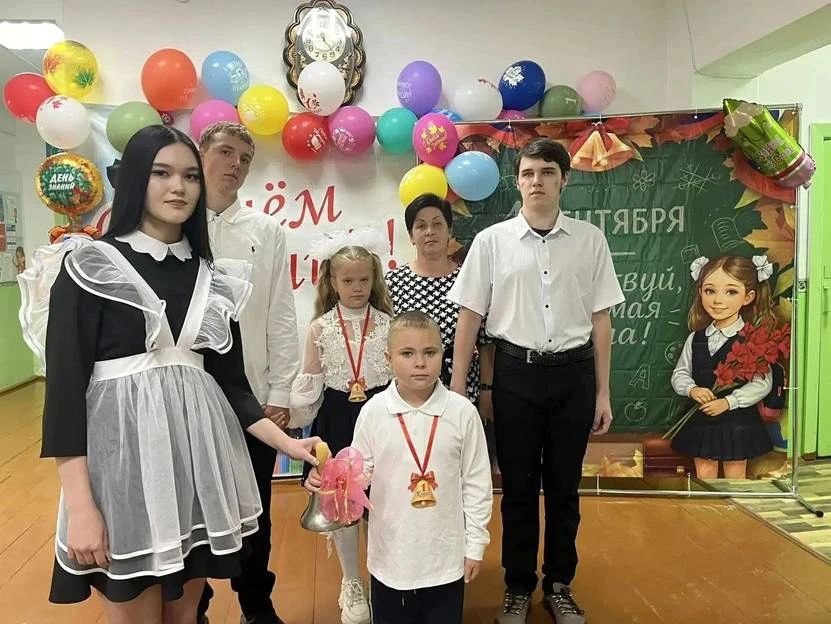 В Красноармейском округе выпускники поздравили будущую смену В Красноармейском округе выпускники поздравили будущую смену