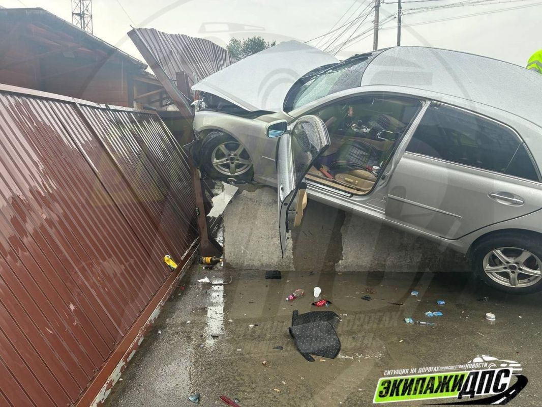 Сегодня в Трудовом в районе 2-й Шоссейной, 8 водитель за рулём Toyota Mark X не справился с управлением из-за чего въехал в припаркованные Haval H6 и снёс часть забора Сегодня в Трудовом в районе 2-й Шоссейной, 8 водитель за рулём Toyota Mark X не справился с управлением из-за чего въехал в припаркованные Haval H6 и снёс часть забора