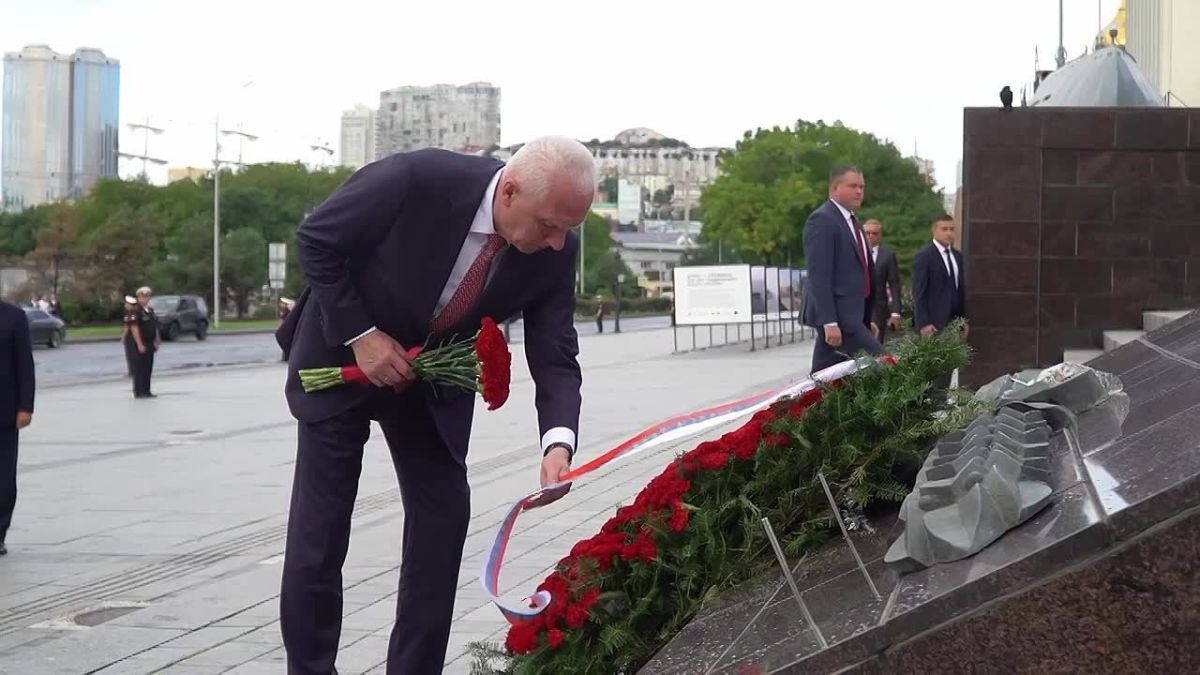 Второй день рабочего визита Александра Гуцана во Владивосток начался с возложения венка к Мемориальному комплексу «Боевая слава Краснознаменного Тихоокеанского флота» и цветов к Памятнику морским пехотинцам Краснознаменного...