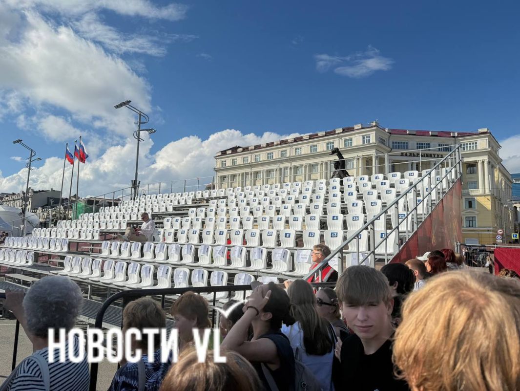 Если собираетесь на концерт, имейте в виду, что все сидячие места заняты, перед сценой из-за операторской будки ничего не видно, а белые кресла для специальных гостей Если собираетесь на концерт, имейте в виду, что все сидячие места заняты, перед сценой из-за операторской будки ничего не видно, а белые кресла для специальных гостей