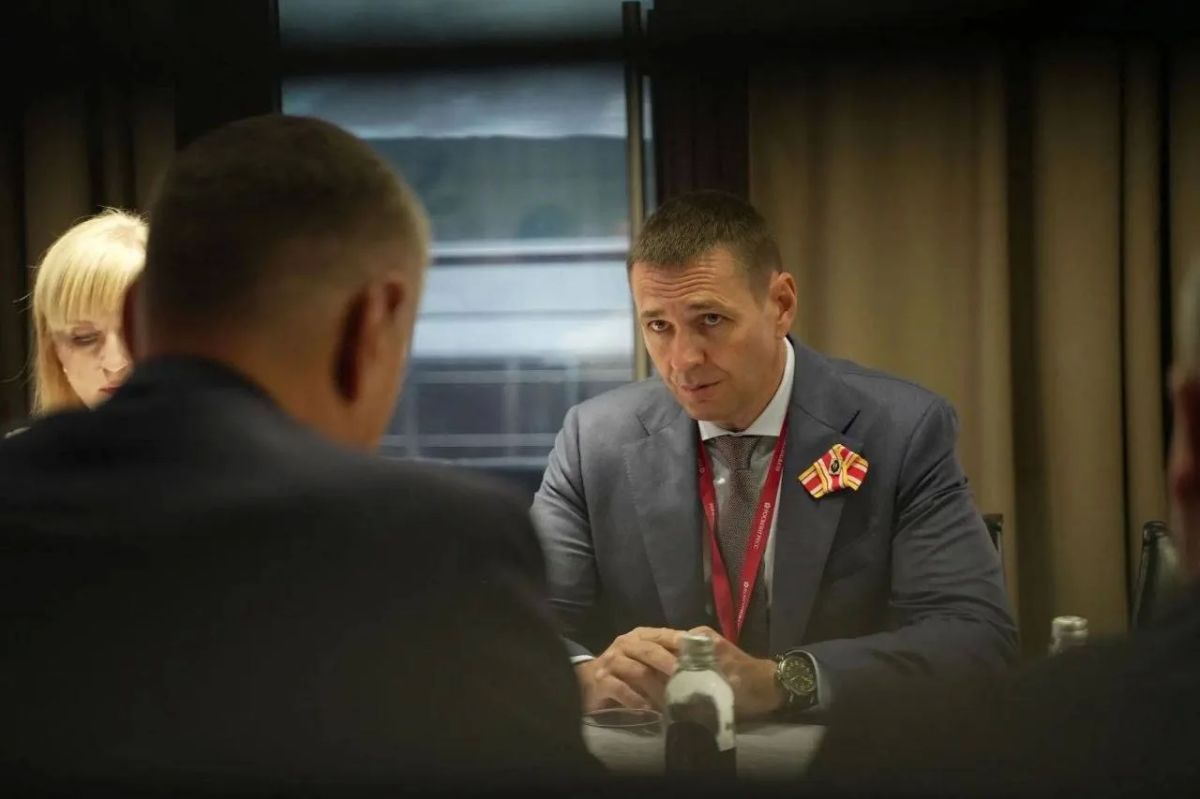 Марат Баширов: На полях Восточного экономического форума график губернатора Хабаровского края Дмитрия Демешина расписан буквально по минутам - и это не случайность, а показатель веса, который набрал регион Марат Баширов: На полях Восточного экономического форума график губернатора Хабаровского края Дмитрия Демешина расписан буквально по минутам - и это не случайность, а показатель веса, который набрал регион