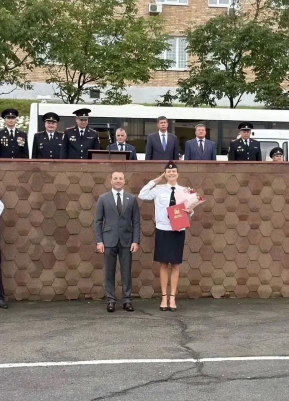 Депутаты Думы Владивостока поздравили школьников с Днём знаний: 63 тысячи учеников сели за парты Депутаты Думы Владивостока поздравили школьников с Днём знаний: 63 тысячи учеников сели за парты