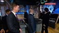 Владимир Путин расписался в бортовом журнале большого морозильного рыболовного траулера "Капитан Юнак" и дал сигнальный гудок