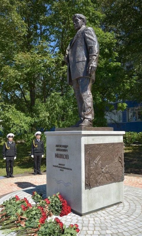Во Владивостоке увековечили создателя океанического рыбного флота Во Владивостоке увековечили создателя океанического рыбного флота