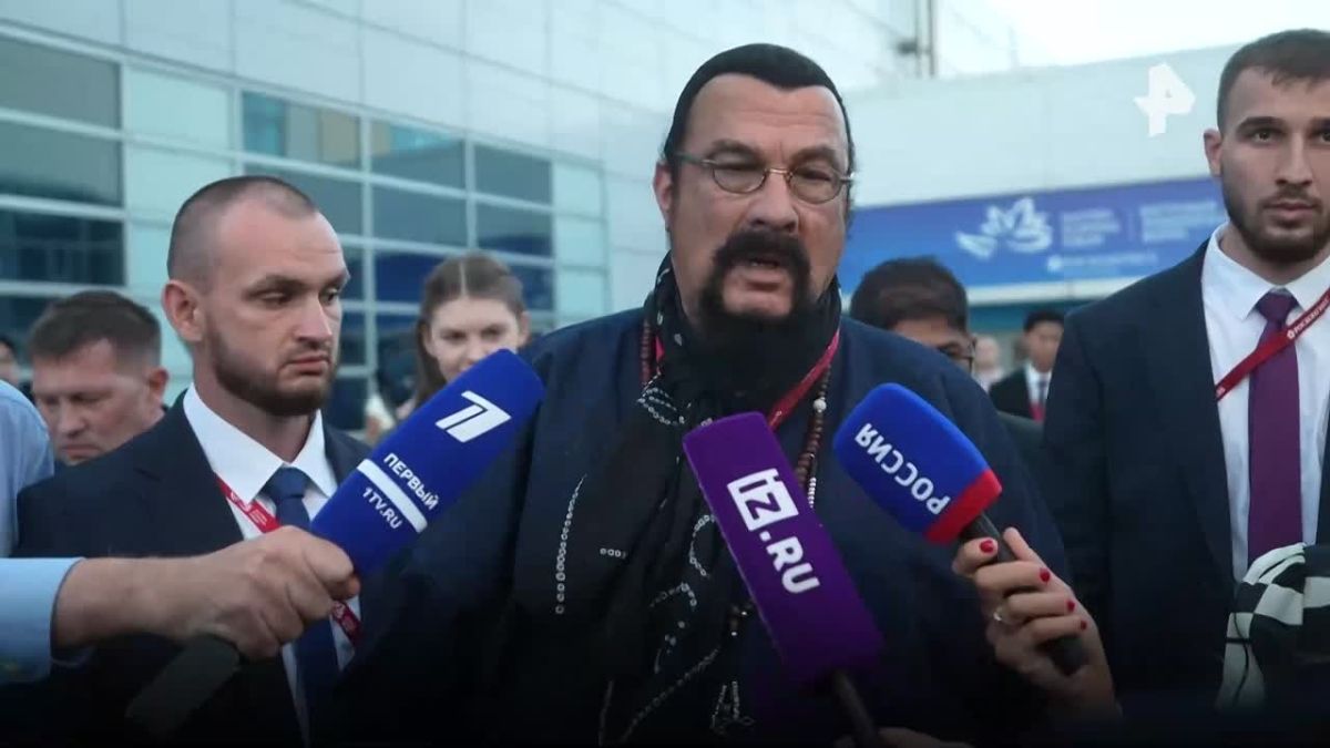 Стивен Сигал, имеющий гражданство США и России, заявил, что его родные жили во Владивостоке