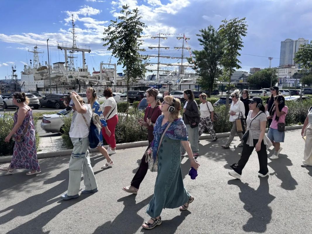 Съесть морской капусты и погулять по Владивостоку 3000 с необычным экскурсоводом Ильей Лагутенко Съесть морской капусты и погулять по Владивостоку 3000 с необычным экскурсоводом Ильей Лагутенко