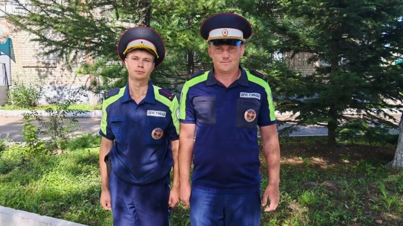 В Приморском крае сотрудники Госавтоинспекции Уссурийска оказали помощь мужчине, сорвавшемуся со скалы в бухте Теляковского