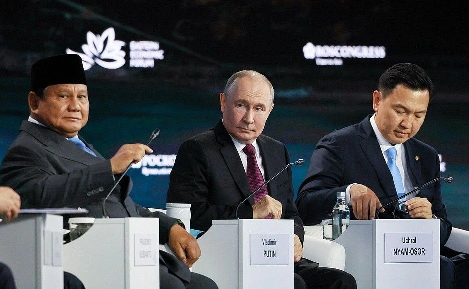 ВНИМАНИЕ!!! На острове Русский во Владивостоке продолжается пленарное заседание Восточного экономического форума!!! В ходе дисскусии Президент России Владимир Путин отвечает на...
