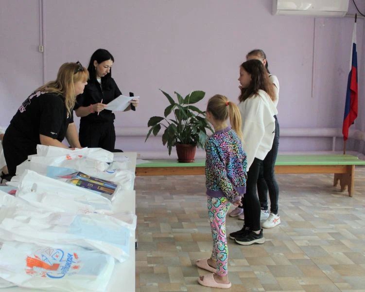 В Фокино Приморского края полицейские приняли участие в благотворительной акции «Помоги собраться в школу» В Фокино Приморского края полицейские приняли участие в благотворительной акции «Помоги собраться в школу»
