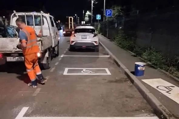 Дорожники продолжают обновлять разметку во Владивостоке каждую ночь Дорожники продолжают обновлять разметку во Владивостоке каждую ночь