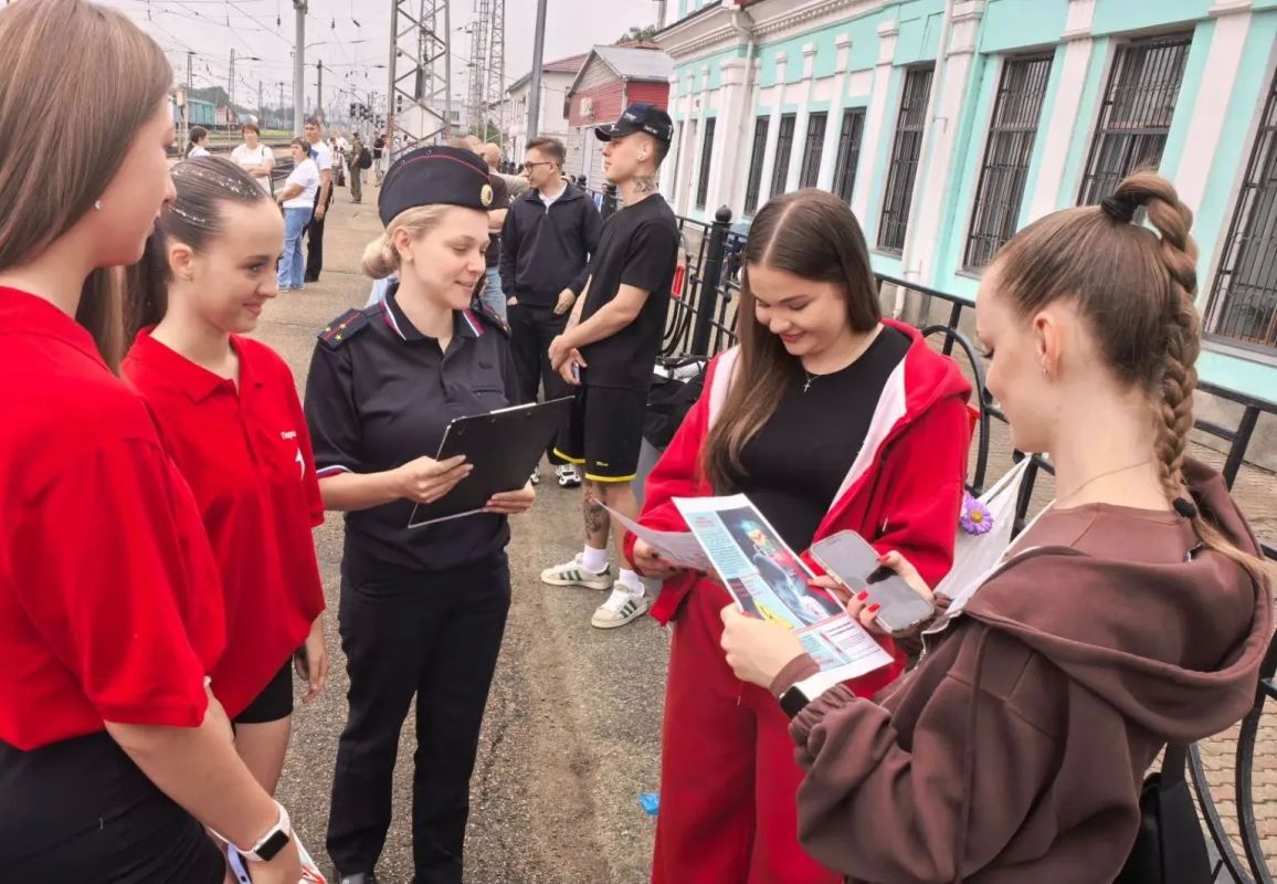 Десятки жителей и гостей города ознакомили с правилами безопасности на железной дороге транспортные полицейские Уссурийска Десятки жителей и гостей города ознакомили с правилами безопасности на железной дороге транспортные полицейские Уссурийска