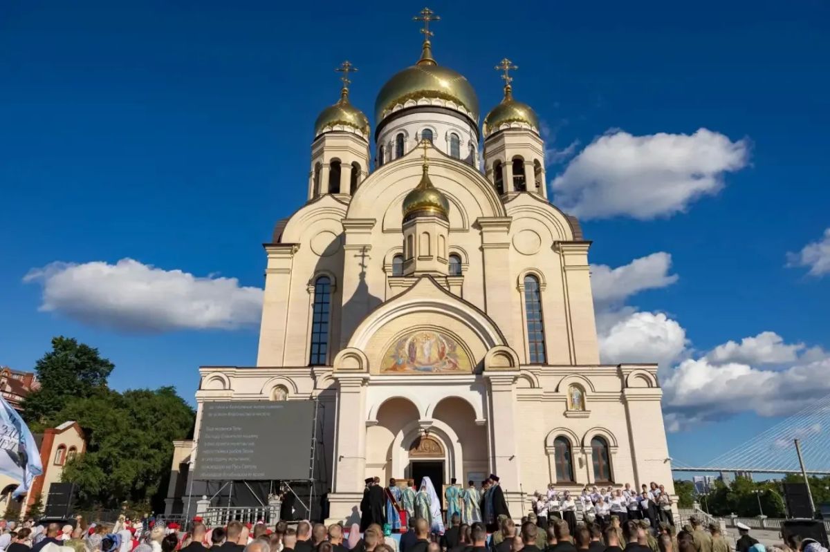 На центральной площади Владивостока состоялся общегородской молебен о здравии участников СВО