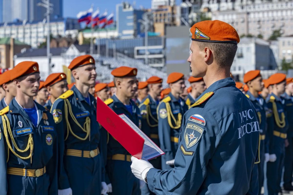 Константин Шестаков: 52 курсанта Дальневосточной пожарно-спасательной академии – филиала Санкт-Петербургского университета государственной противопожарной службы МЧС России приняли присягу на центральной площади Владивостока Константин Шестаков: 52 курсанта Дальневосточной пожарно-спасательной академии – филиала Санкт-Петербургского университета государственной противопожарной службы МЧС России приняли присягу на центральной площади Владивостока