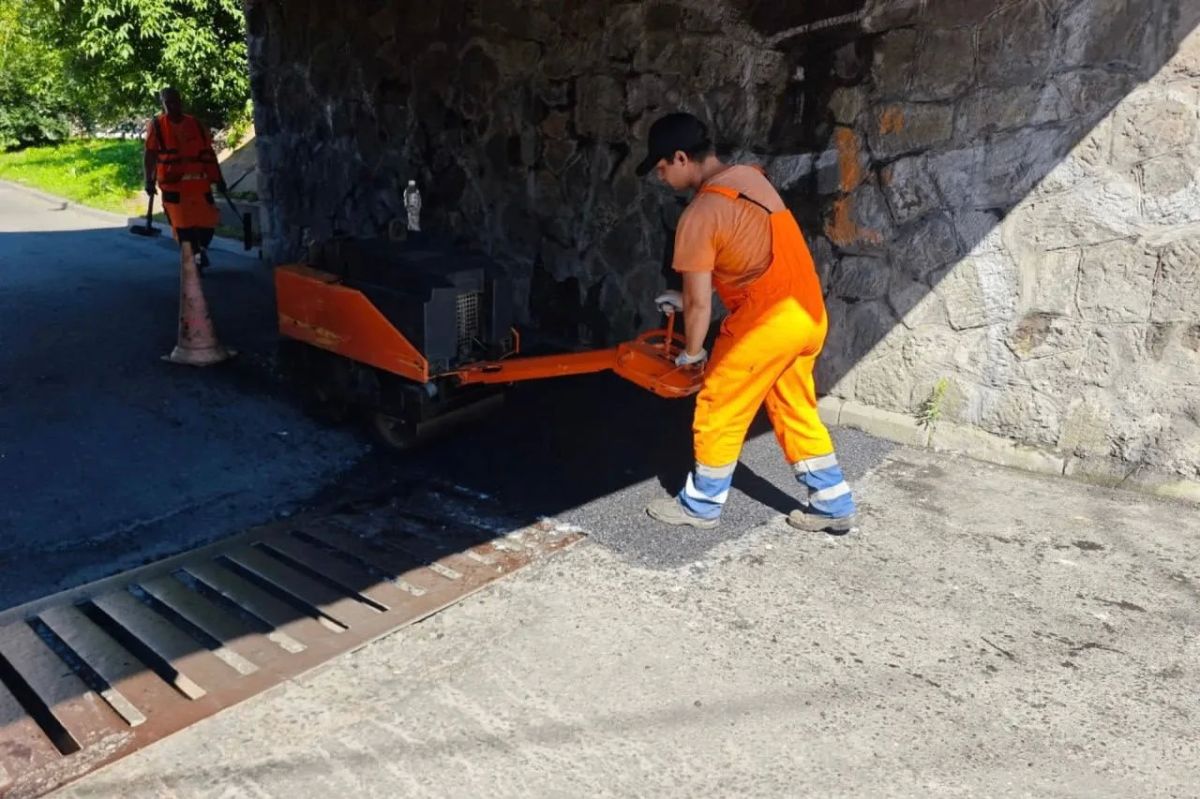Более 5 000 квадратных метров старого асфальта сняли на дорогах Владивостока Более 5 000 квадратных метров старого асфальта сняли на дорогах Владивостока