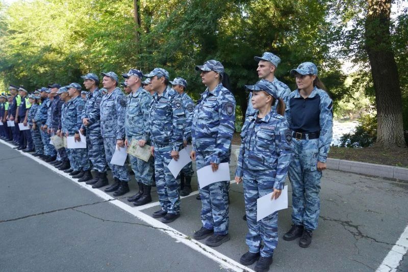 В Приморье полицейским, обеспечившим безопасность при проведении Восточного экономического форума, вручили благодарственные письма В Приморье полицейским, обеспечившим безопасность при проведении Восточного экономического форума, вручили благодарственные письма